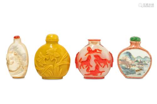FOUR CHINESE SNUFF BOTTLES.