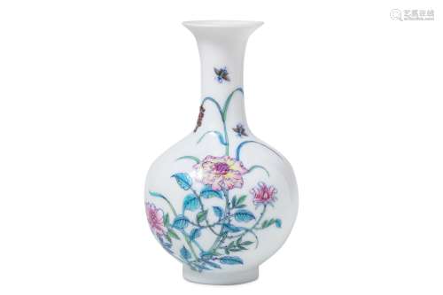 A CHINESE WUCAI 'ROSES' BOTTLE VASE.