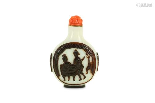 A CHINESE BROWN-OVERLAY GLASS EROTIC SNUFF BOTTLE.