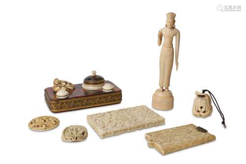 A COLLECTION OF SEVEN CHINESE IVORY ITEMS.
