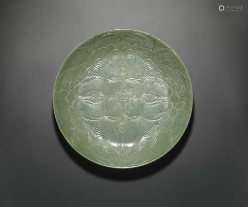 19th century A large Mughal-style green jade 'floral' dish