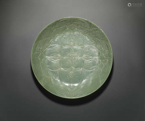 19th century A large Mughal-style green jade 'floral' dish