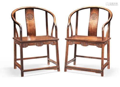 19th century A pair of hongmu horseshoe-back chairs
