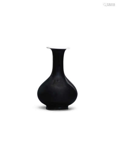 Kangxi A mirror-black-glazed bottle vase