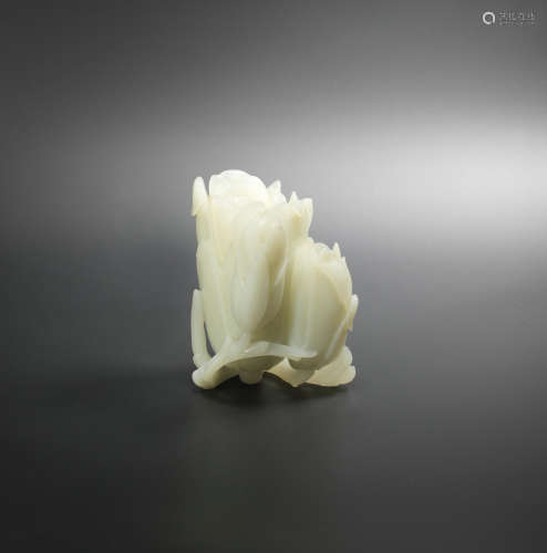 Qianlong/Jiaqing A white jade 'magnolia' vase