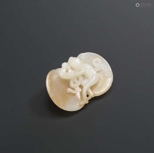 17th/18th century A white jade carving of a lady Immortal in a shell