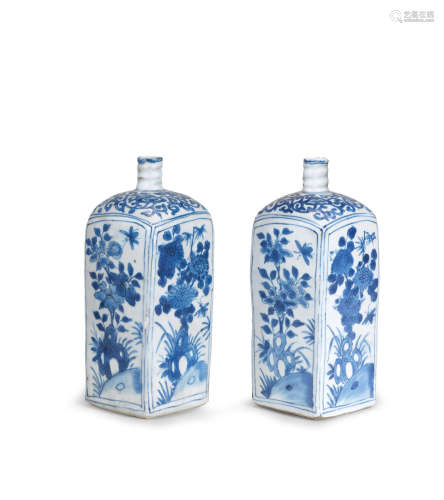 Wanli A pair of blue and white square bottle vases