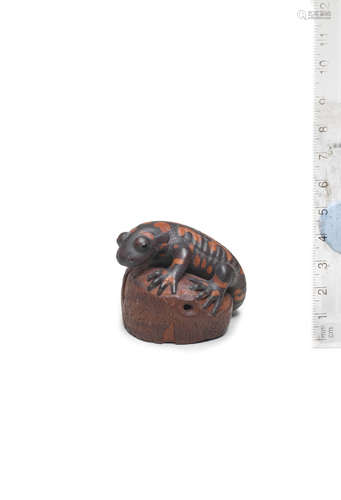 By Michael Webb (1934-2011), Yorkshire, England, dated 1980 A boxwood netsuke of a salamander