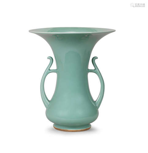 By Makuzu Kozan, Meiji (1868-1912) or Taisho (1912-1926) era, early 20th century A green-glazed trumpet-shaped tall vase