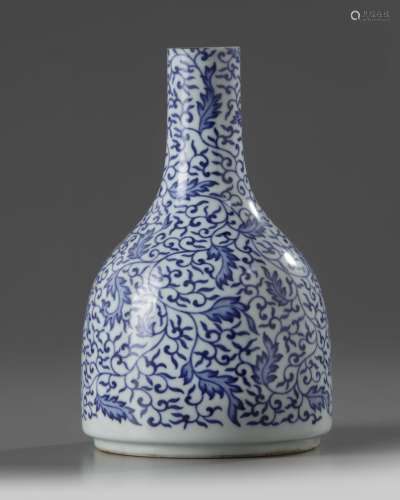 A Chinese blue and white mallet vase