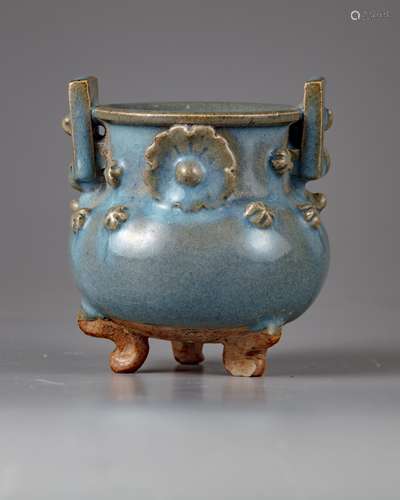 A blue crackle-glazed censer