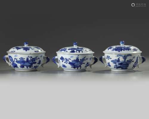 Three Chinese blue and white 'Hundred Antiques' potiches and covers