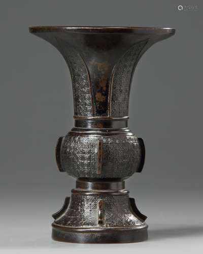 A Chinese bronze 'archaistic' gu vase