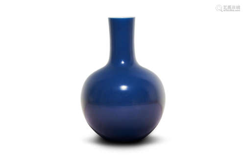 Xiangfeng six-character underglazed blue mark A blue-glaze bottle vase