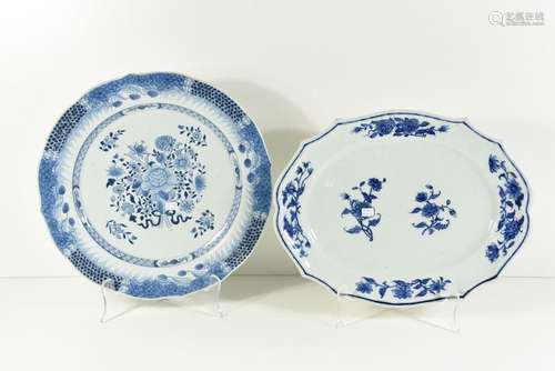 2 plats en porcelaine de Chine XVIIIème (un petit ...