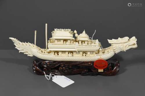 Bateau en ivoire sculpté (Long 30cm)