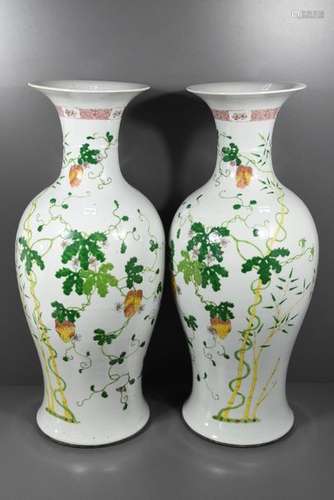 Paire de vases en porcelaine de Chine 19ème (un va...