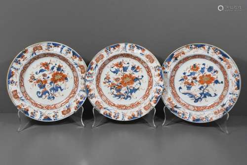 Trois assiettes Imari, 18ème (Ø 23cm)