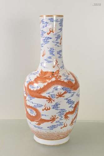 Vase en porcelaine de Chine à décor de dragons (Ht...