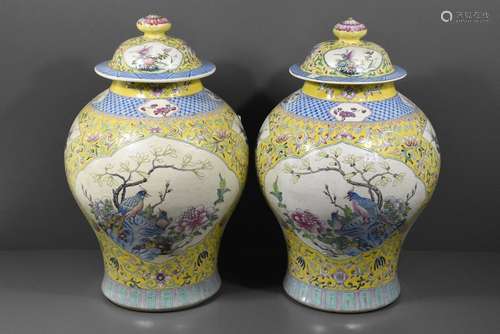 Paire de vases chinois jaune impérial (manque pein...