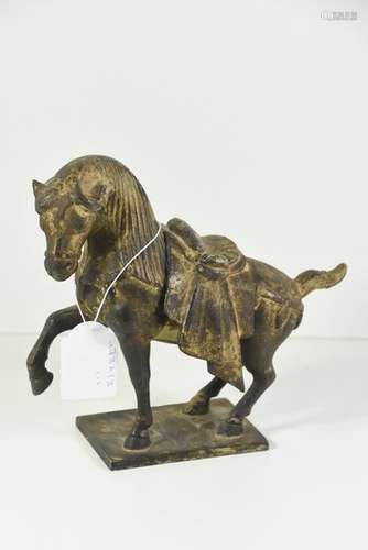 Cheval chinois en métal patiné (Ht 21 x 21cm)