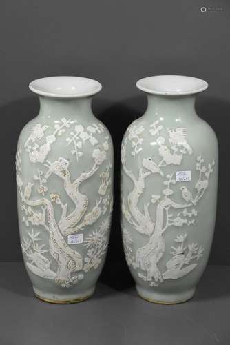 Paire de vases en porcelaine de Chine à décor d'oi...