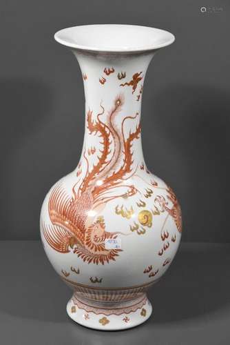 Vase en porcelaine de Chine (Ht 33.5cm)