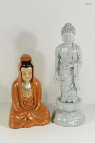 Deux postures en porcelaine de Chine (Ht 23cm et h...
