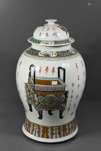 Potiche en porcelaine de Chine XIX (Ht.45cm, cheve...