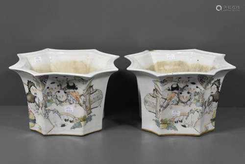 Paire de cache pot en porcelaine de Chine (un écla...