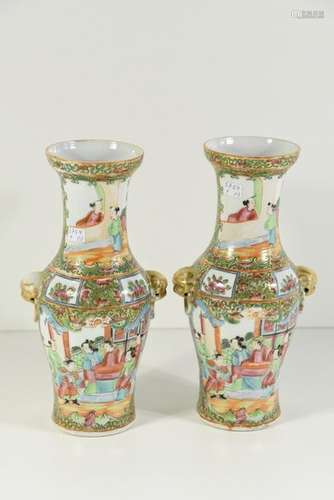 Paire de vases Canton dont un restauré au col (Ht ...