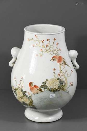 Vase en porcelaine de Chine, decor d'oiseaux (Ht 3...