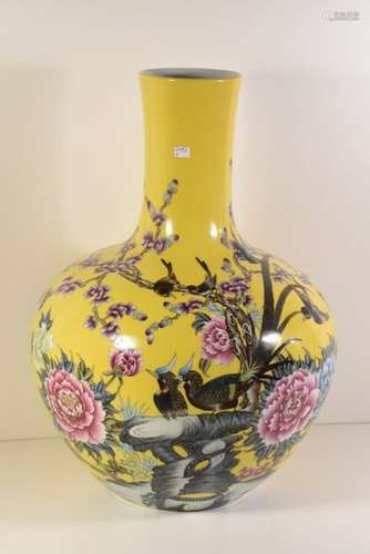 Vase chinois à décor d'oiseaux sur fond jaune, cac...