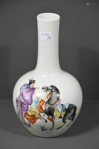 Vase en porcelaine de Chine signé (Ht 19cm)