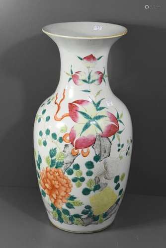 Vase chinois 19ème à décor de pêches (Ht 43cm)