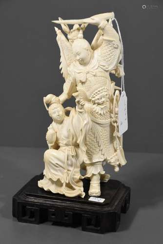 Groupe en ivoire sculpté, Chine vers 1900 (Ht22cm)