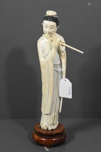 Musicienne en ivoire sculpté (Ht totale 34cm)