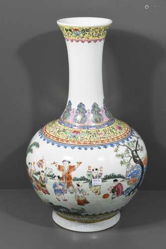 Vase en porcelaine de Chine à décor d'enfants (Ht....