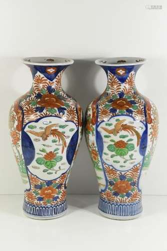 Paire de vases Imari (Ht.47cm)