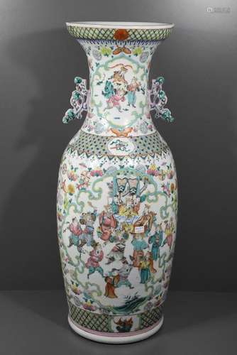 Vase en porcelaine de Chine (Ht.60cm, une oreille ...