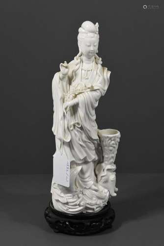 Statue en porcelaine blanc de Chine XXème (Ht.29cm...