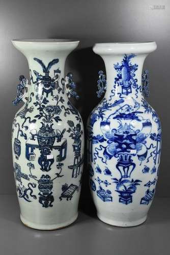 Deux vases en porcelaine de Chine bleus (cheveux) ...