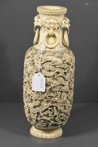 Vase en ivoire sculpté à décor de dragons, Chine 1...