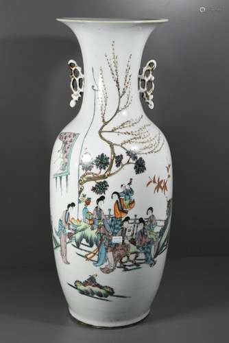 Vase en porcelaine de Chine à décor de femmes et d...