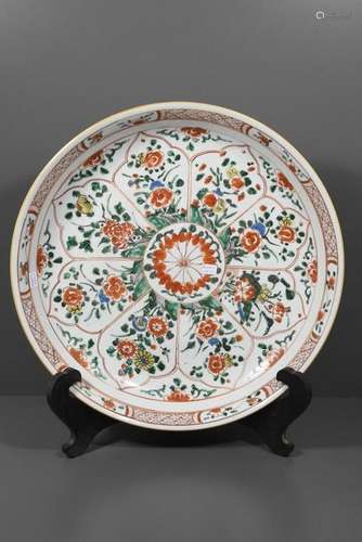 Plat en porcelaine de Chine (diam.38,5cm, égrenure...