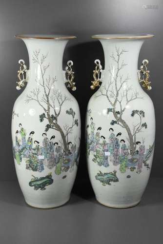 Deux vases en porcelaine de Chine (Ht 57cm)