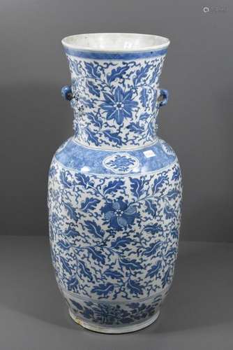 Vase en porcelaine de Chine 19ème (éclats au talon...