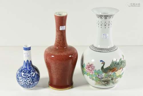 Trois vases en porcelaine de Chine, République ( H...