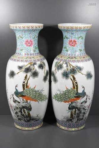 Paire de vases en porcelaine de Chine (Ht.63cm)