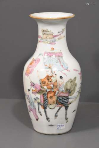 Vase, décor de personnages (HT.23cm)